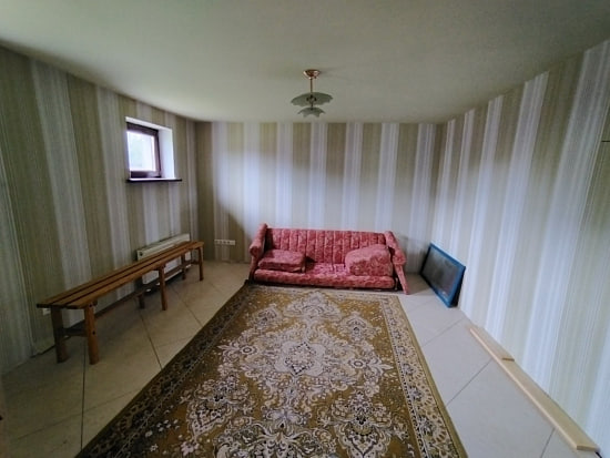 Дом с круглыми окнами и арендой земли на век продают в Боровлянах — как он выглядит изнутри