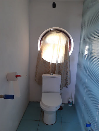 Дом с круглыми окнами и арендой земли на век продают в Боровлянах — как он выглядит изнутри