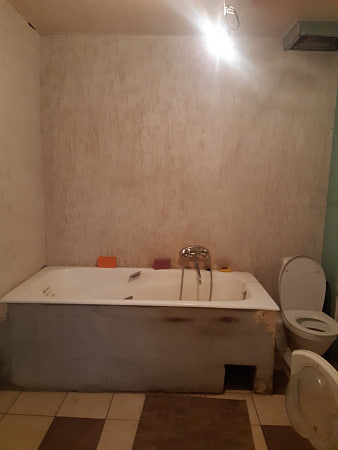 Дом с круглыми окнами и арендой земли на век продают в Боровлянах — как он выглядит изнутри