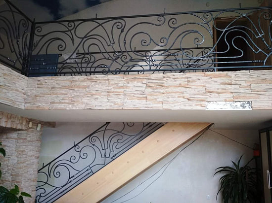 Дом с круглыми окнами и арендой земли на век продают в Боровлянах — как он выглядит изнутри