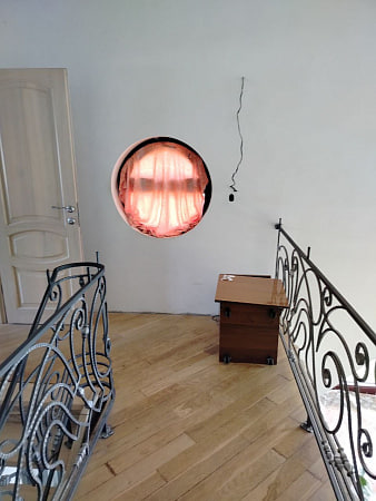 Дом с круглыми окнами и арендой земли на век продают в Боровлянах — как он выглядит изнутри