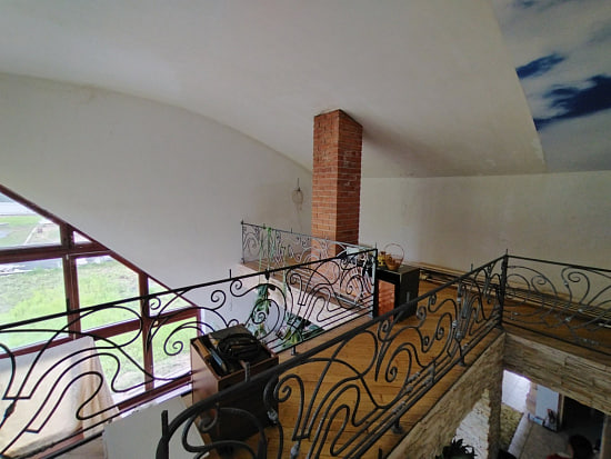 Дом с круглыми окнами и арендой земли на век продают в Боровлянах — как он выглядит изнутри