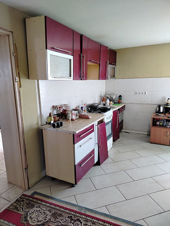 Дом с круглыми окнами и арендой земли на век продают в Боровлянах — как он выглядит изнутри