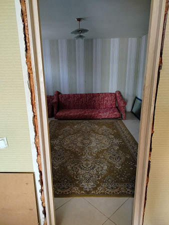 Дом с круглыми окнами и арендой земли на век продают в Боровлянах — как он выглядит изнутри