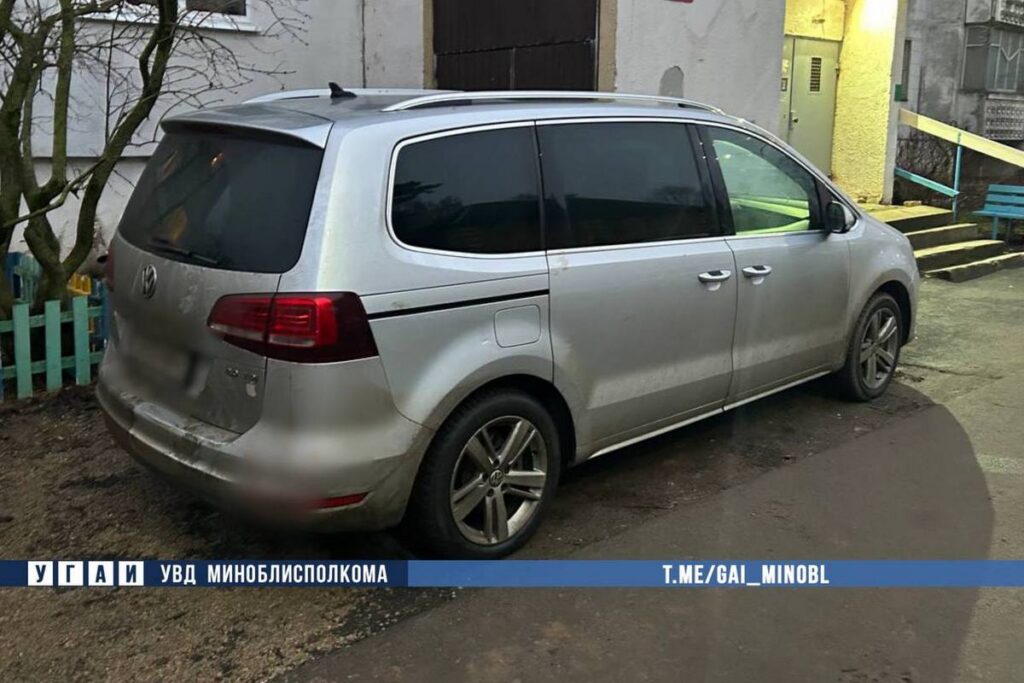 Volkswagen, сдавая назад, сбил пенсионерку в Мачулищах — женщина в реанимации