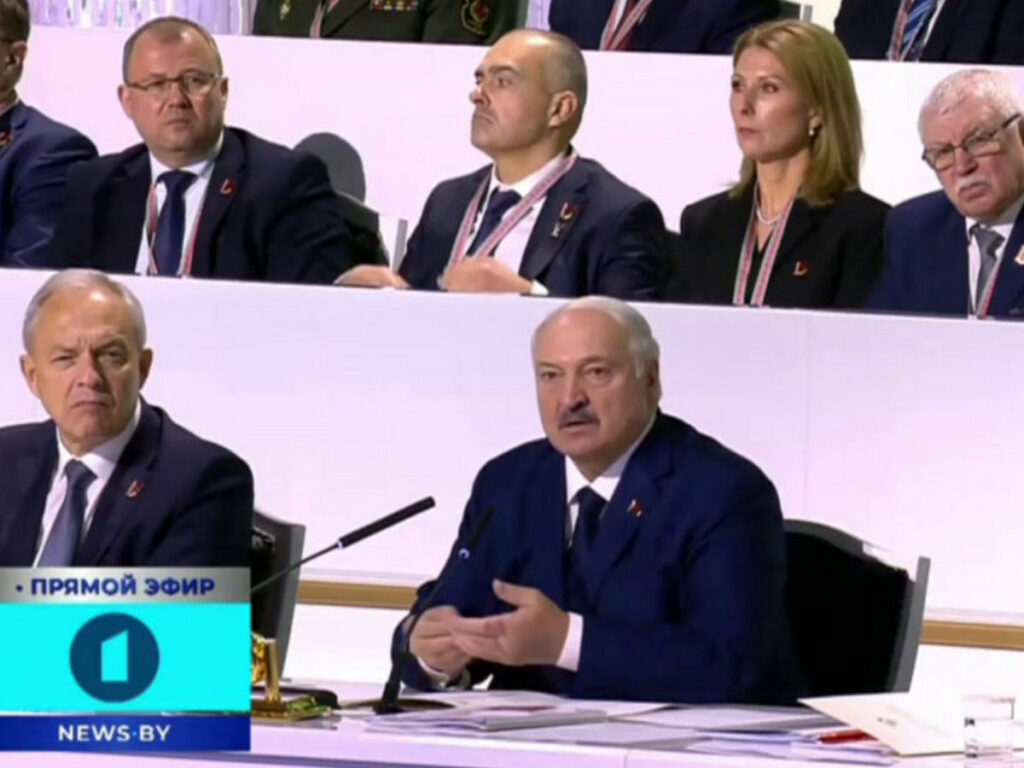 Лукашенко рассказал, какими видами оружия владеет