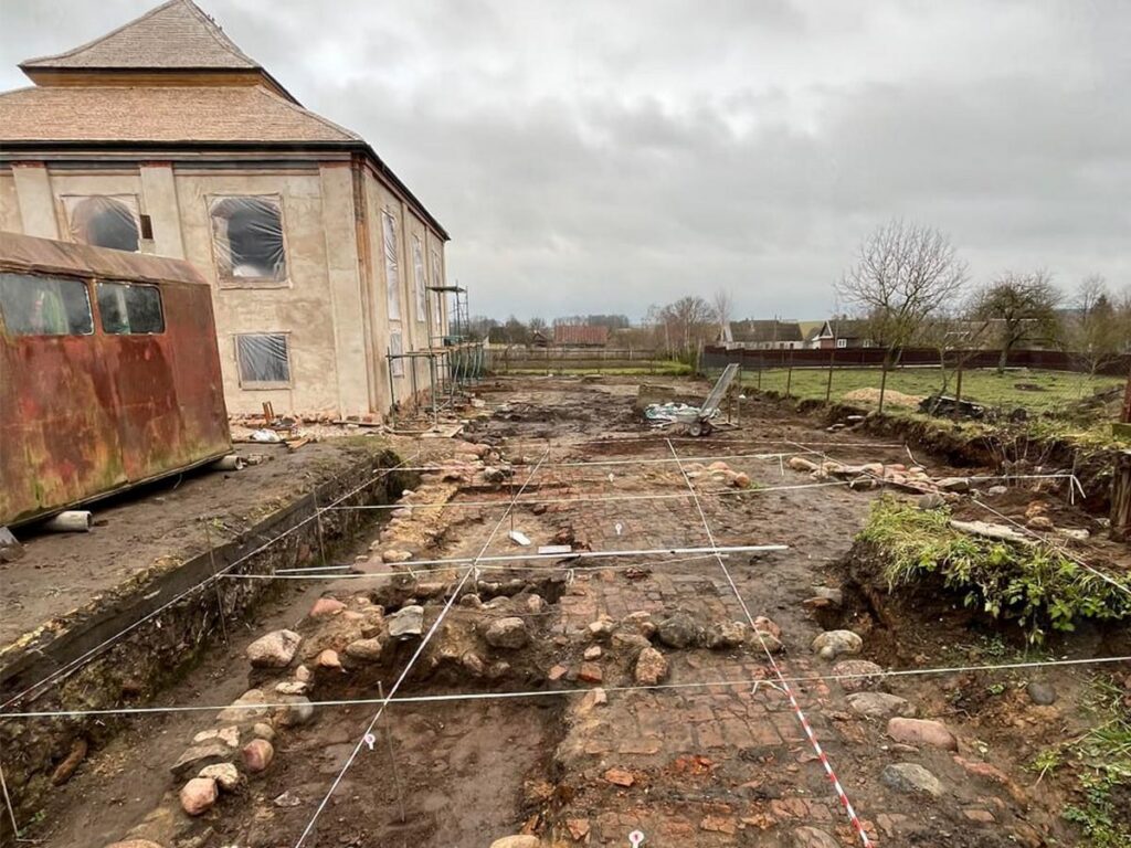 Фундамент неизвестного здания обнаружили археологи при реставрации синагоги в Гродненской области