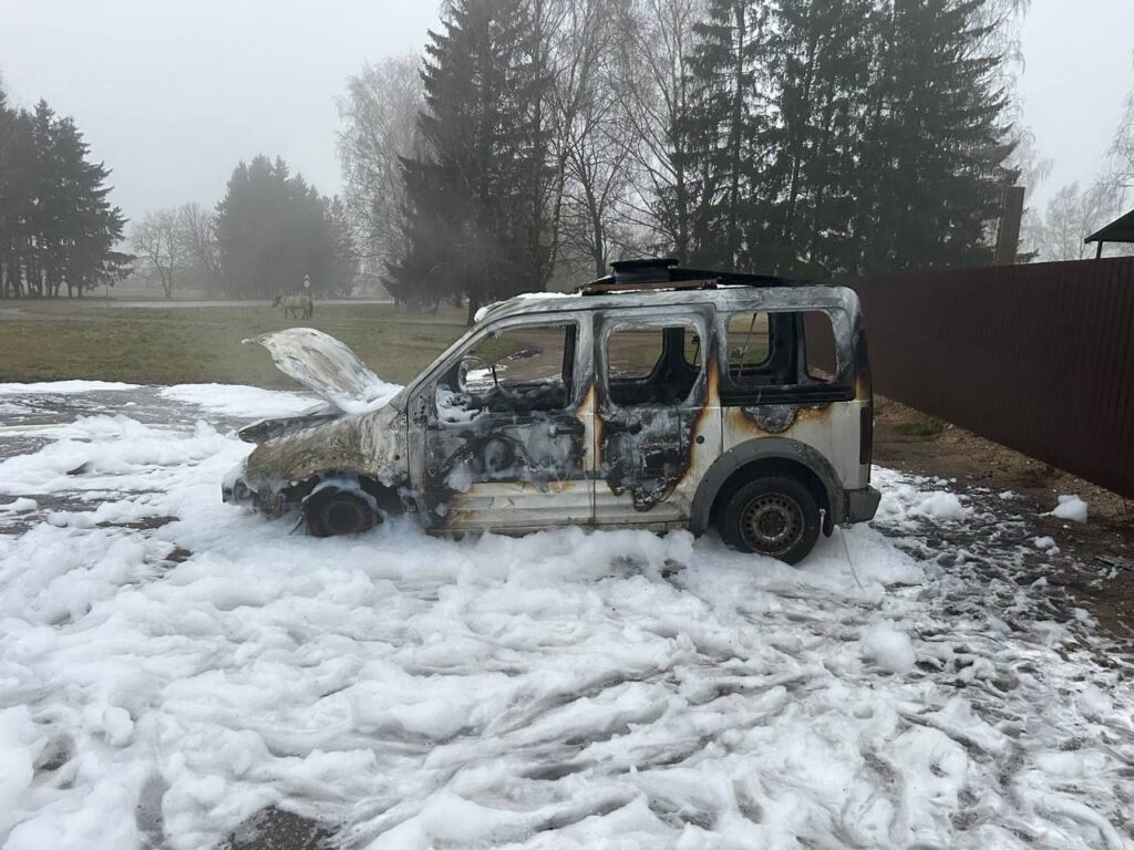 В Воложинском районе загорелся Ford: вероятная причина — короткое замыкание