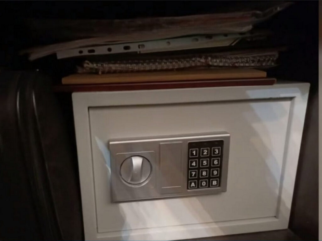 11-летний мальчик отдал мошенникам более 100 тысяч в валюте под угрозой детдома