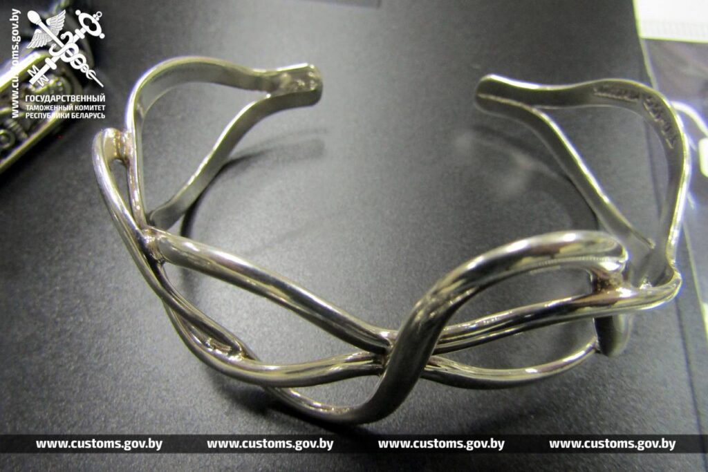 Гражданин Мексики пытался перевезти через границу два золотых слитка и изделия из серебра