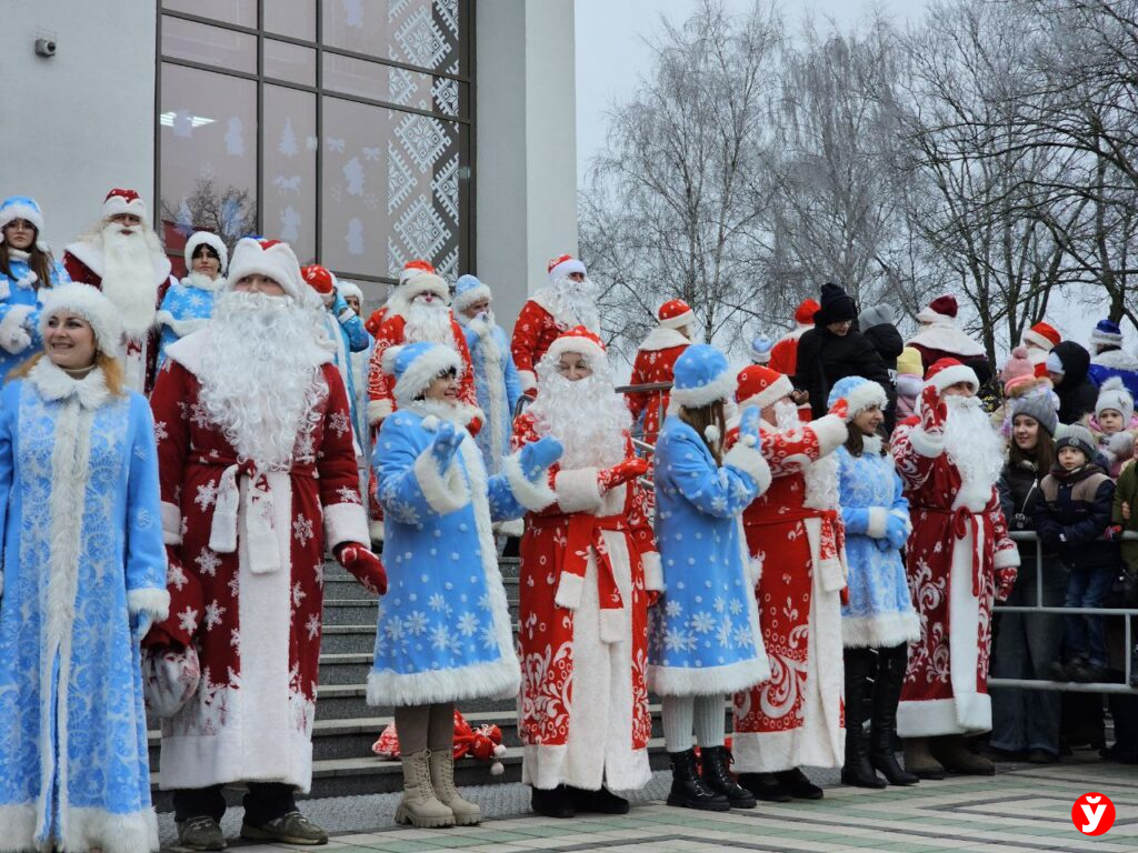 До какого возраста верят в новогоднее волшебство? Спросили у Дедом Морозов и Снегурочек в Борисове