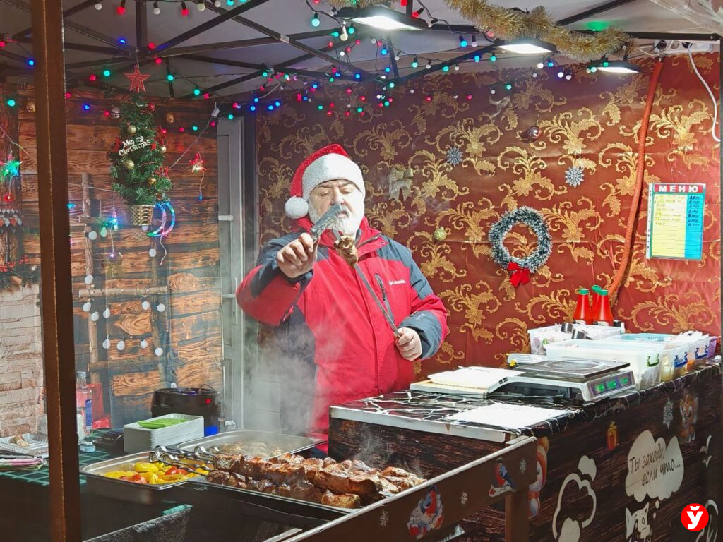 Главная ярмарка столицы открылась! Что едят и чем согреваются на «Калядным кiрмашы» у Дворца спорта