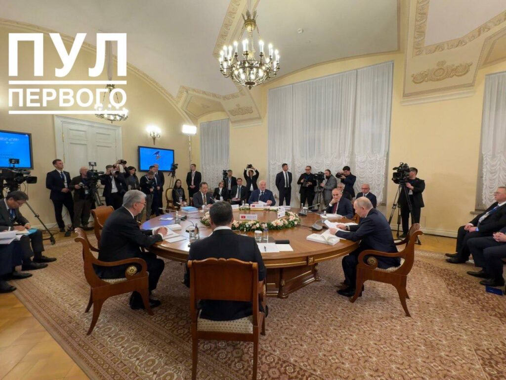 Лукашенко: ЕАЭС должен выстроить торговлю с третьими странами на ближайшие пять лет