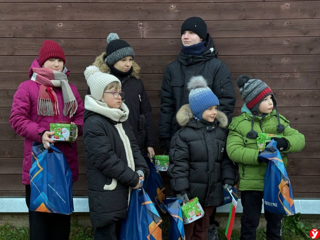 Воспитали 16 детей: автопробег начался с посещения легендарной семьи в Пуховичском районе