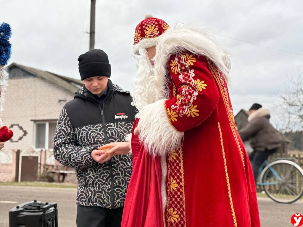 Праздничный автопробег заехал в семьи Стародорожского и Любанского районов с телевизором и подарками