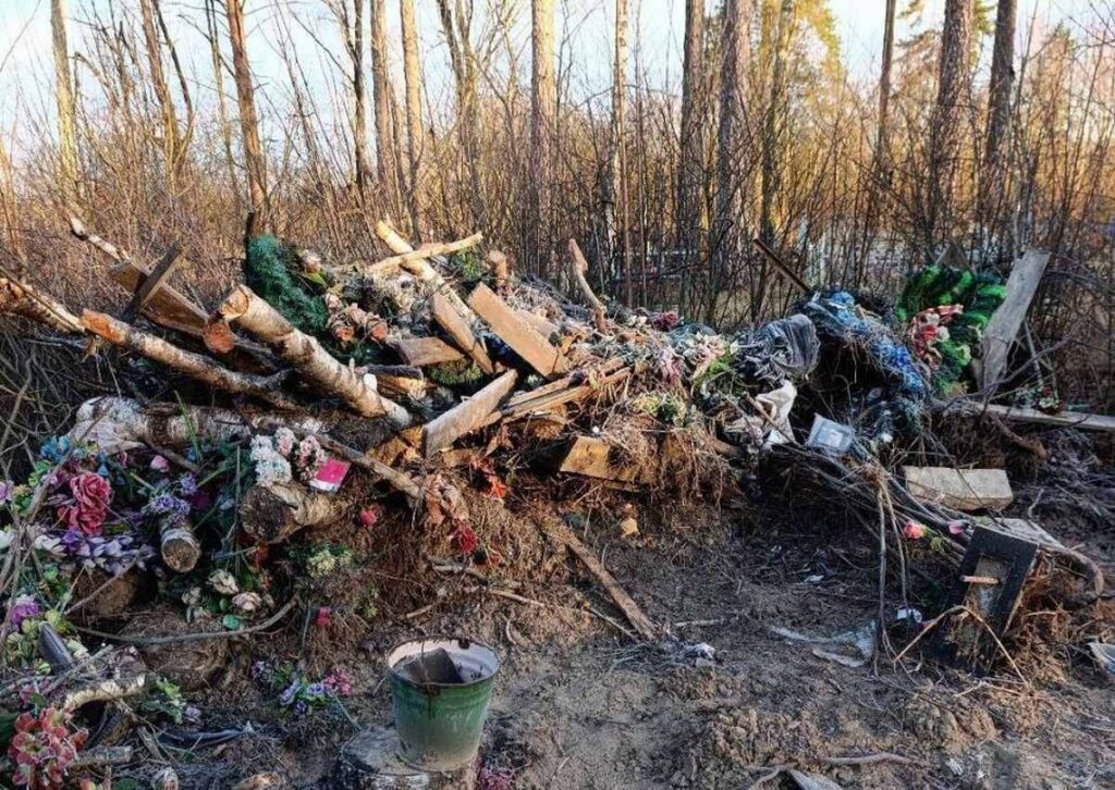 Коммунальщики прокомментировали ситуацию со свалкой возле одного из кладбищ в Борисовском районе