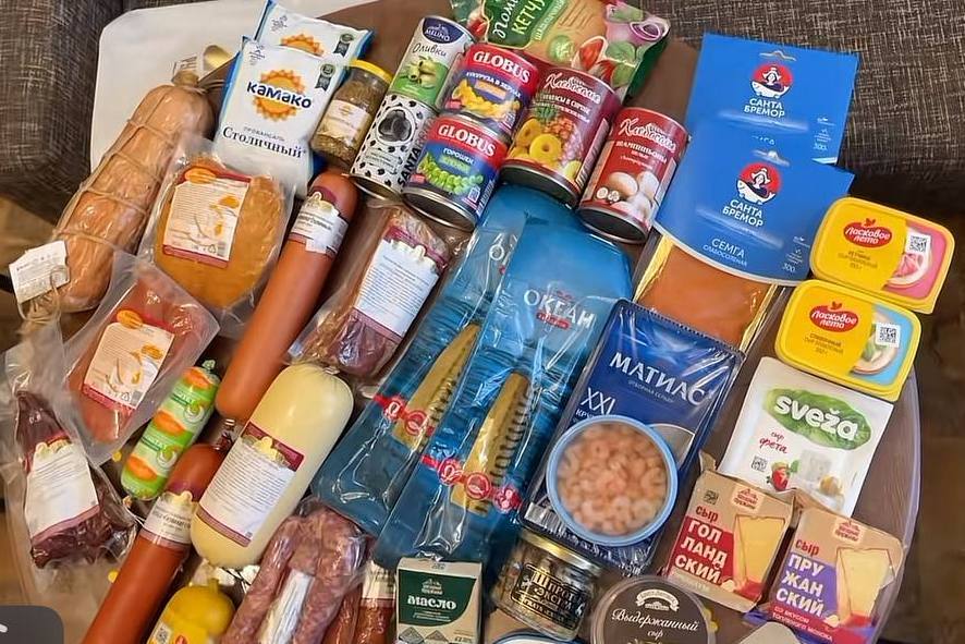 Креветки, форель и 12 кг муки — белорусы хвастаются щедрыми продуктовыми наборами от предприятий