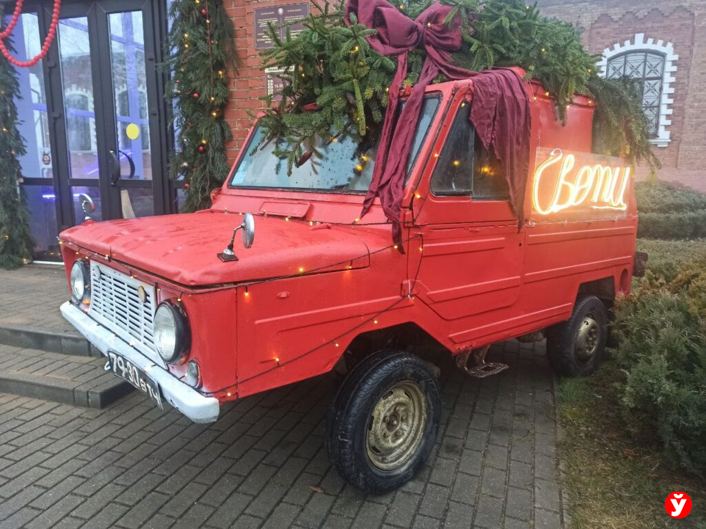 Редкий советский автомобиль украсил Несвиж