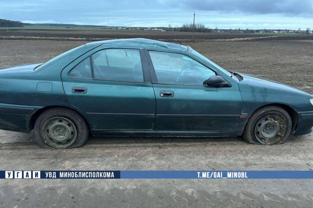 Из-за лопнувшего колеса Peugeot опрокинулся в кювет под Копылем — пострадала пассажирка