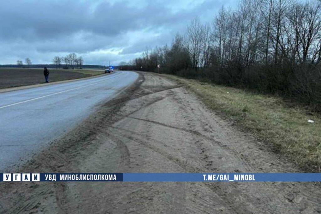 Из-за лопнувшего колеса Peugeot опрокинулся в кювет под Копылем — пострадала пассажирка