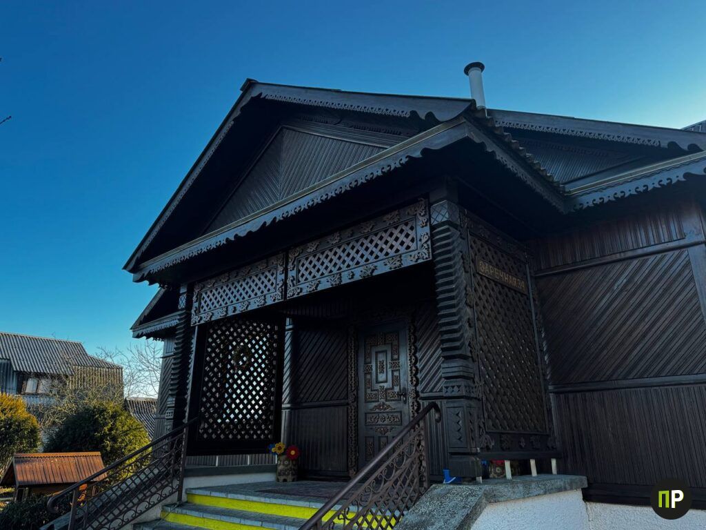 Сказочный терем в Королев Стане: мастер создал дом из резных чудес, который поражает воображение