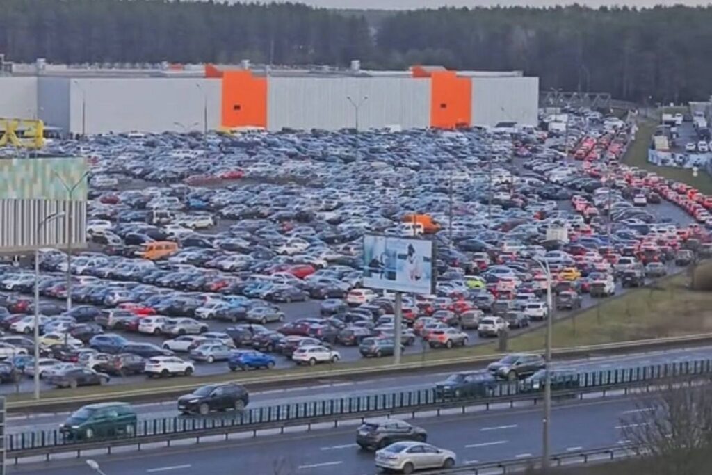 Час в поисках места и 40 минут на выезд — стоит ли ехать в «Экспобел» в выходные?