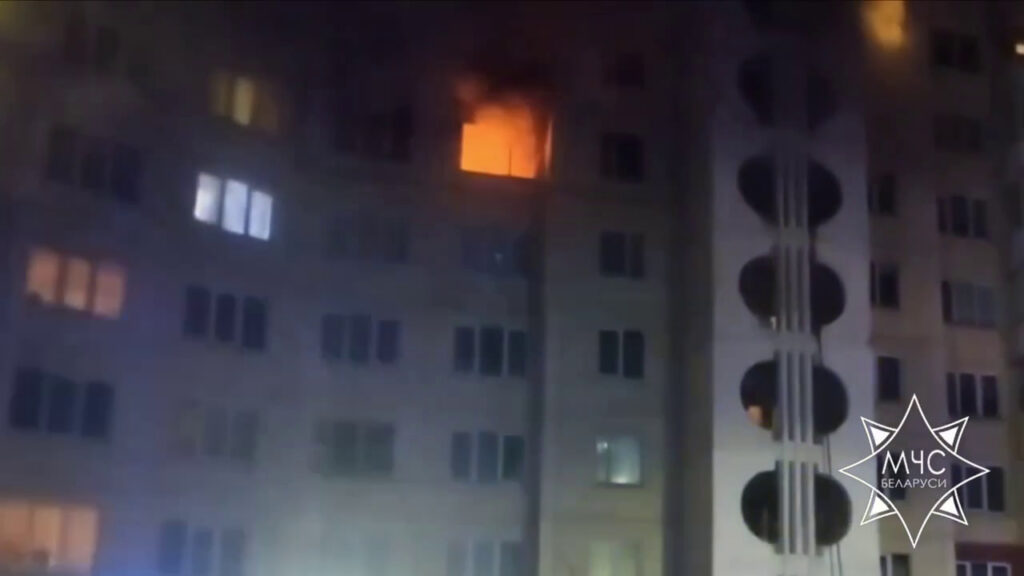 В Солигорске из горящей квартиры спасли четырех человек, включая ребенка — они были на балконе