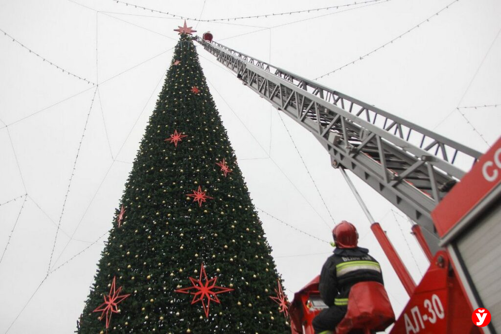 Огни на 15-метровой высоте — в Солигорске зажгли самую высокую ёлку Минщины
