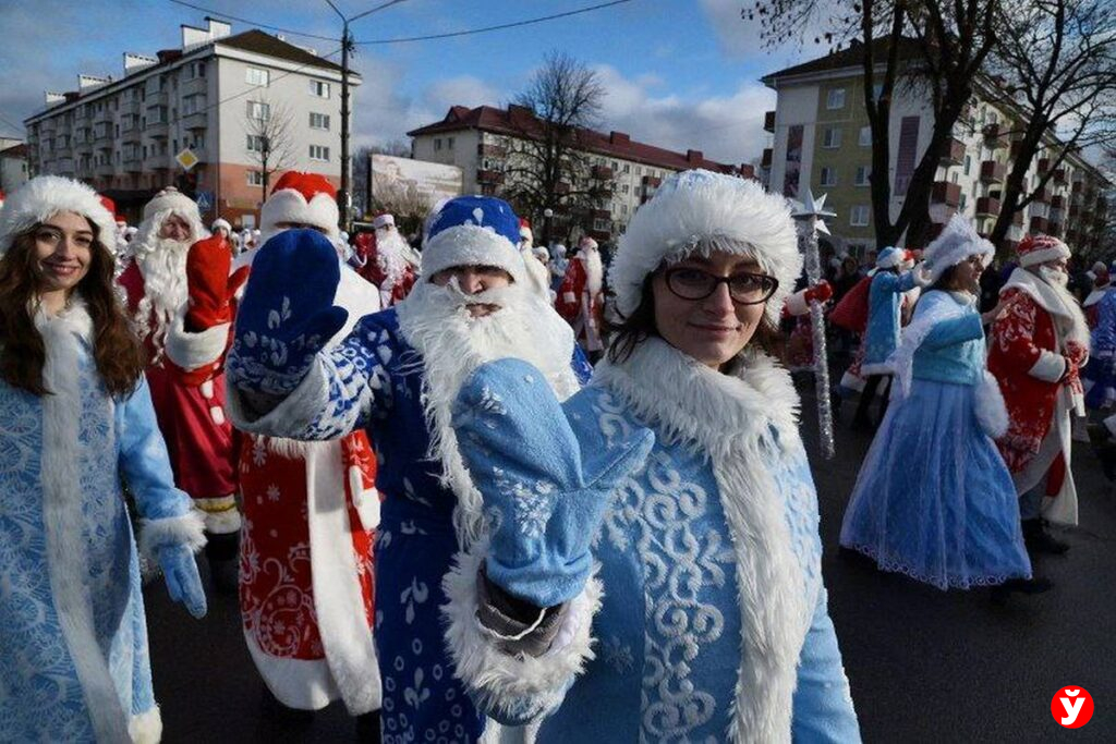 процессия Дедов Морозов и Снегурочек В Слуцке
