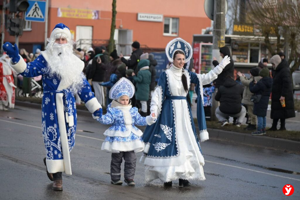 процессия Дедов Морозов и Снегурочек В Слуцке