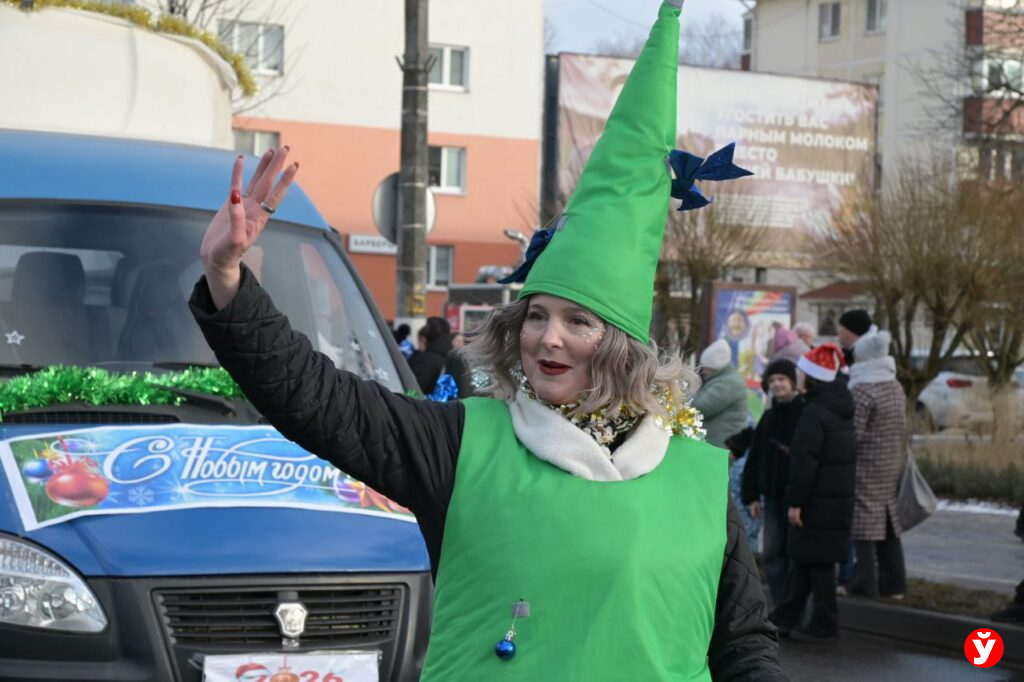 процессия Дедов Морозов и Снегурочек В Слуцке