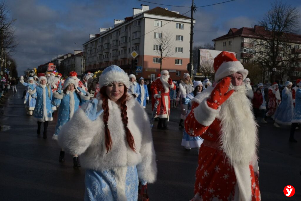 процессия Дедов Морозов и Снегурочек В Слуцке