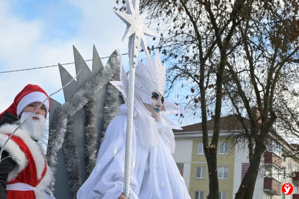 процессия Дедов Морозов и Снегурочек В Слуцке