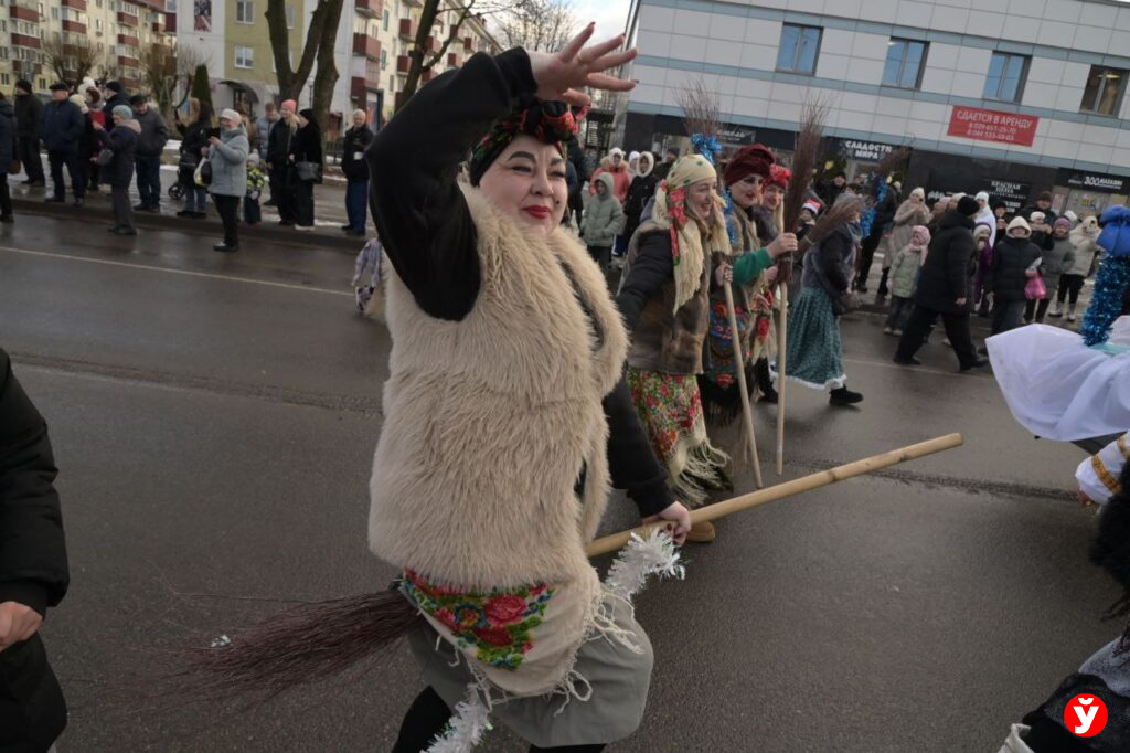процессия Дедов Морозов и Снегурочек В Слуцке