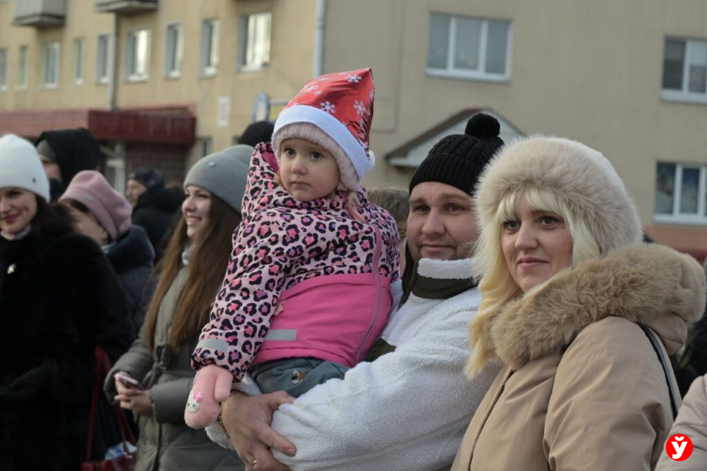 процессия Дедов Морозов и Снегурочек В Слуцке