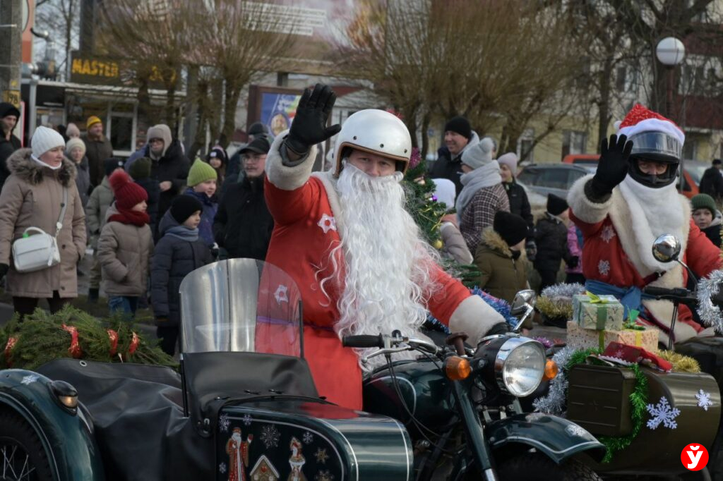 процессия Дедов Морозов и Снегурочек В Слуцке