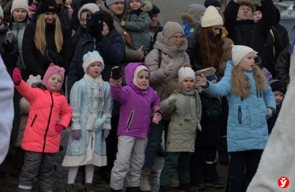 процессия Дедов Морозов и Снегурочек В Слуцке