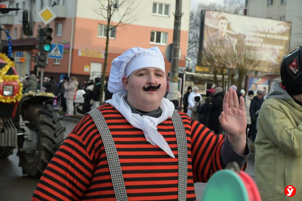 процессия Дедов Морозов и Снегурочек В Слуцке