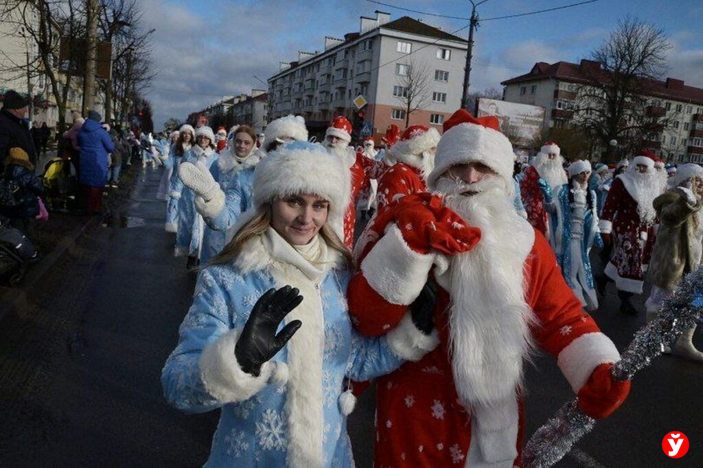 Шествие Дедов Морозов и Снегурочек собрало более 60 новогодних пар в Слуцке