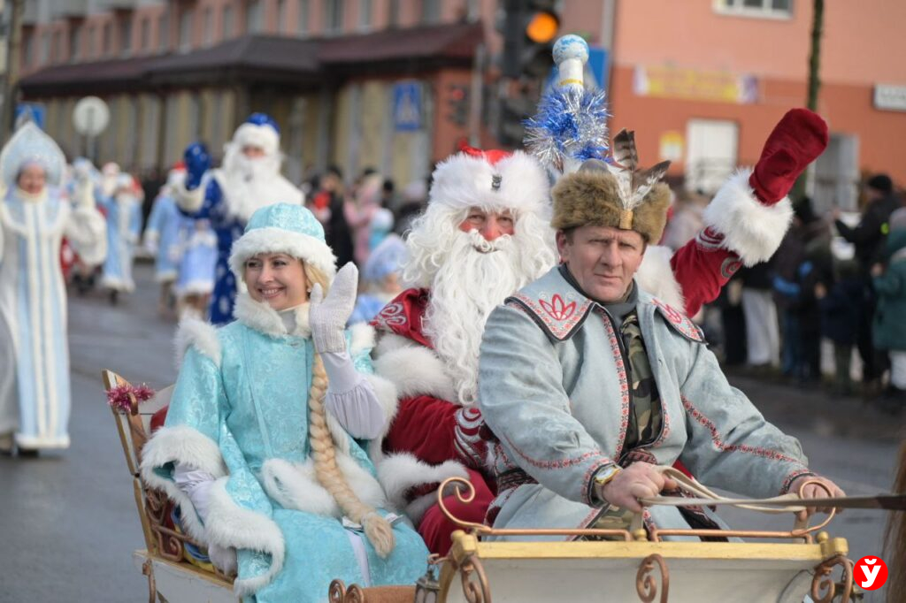 процессия Дедов Морозов и Снегурочек В Слуцке