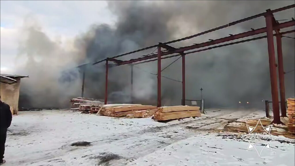 В Гомеле загорелся деревообрабатывающий цех