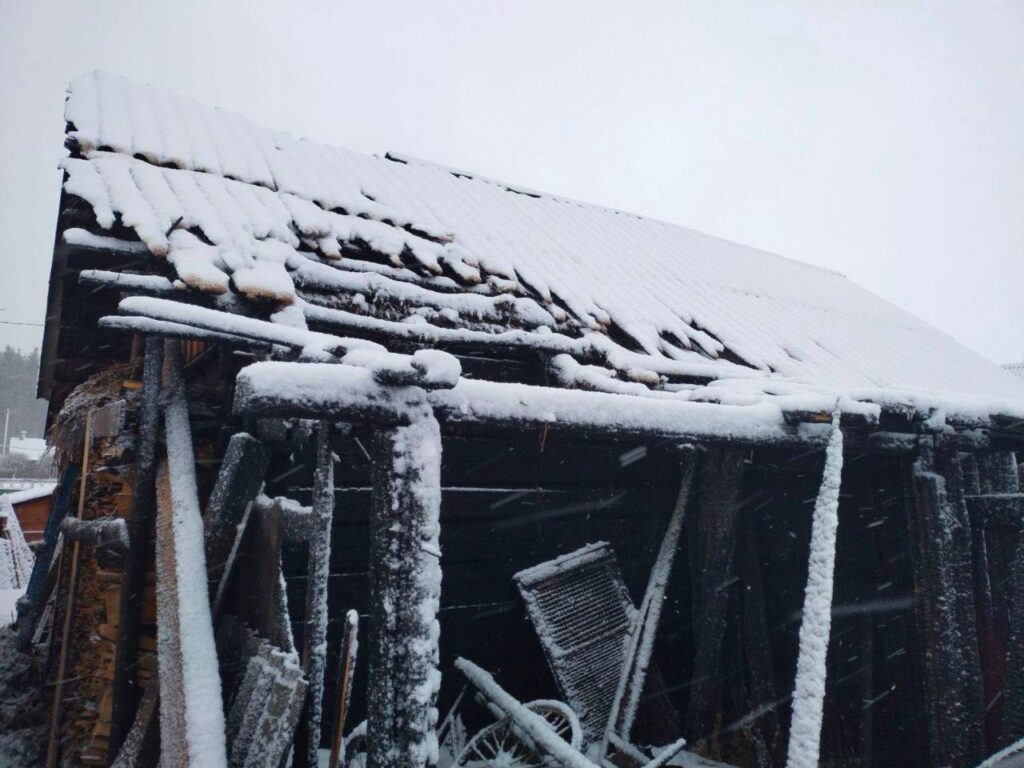 Дрова сгорели в сарае в Ивенце из-за пожара