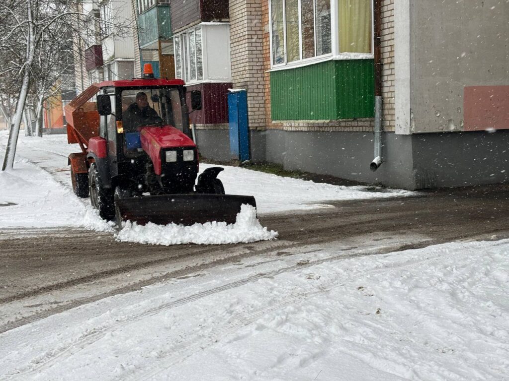 Минскую область замело, количество спецтехники на дорогах увеличили