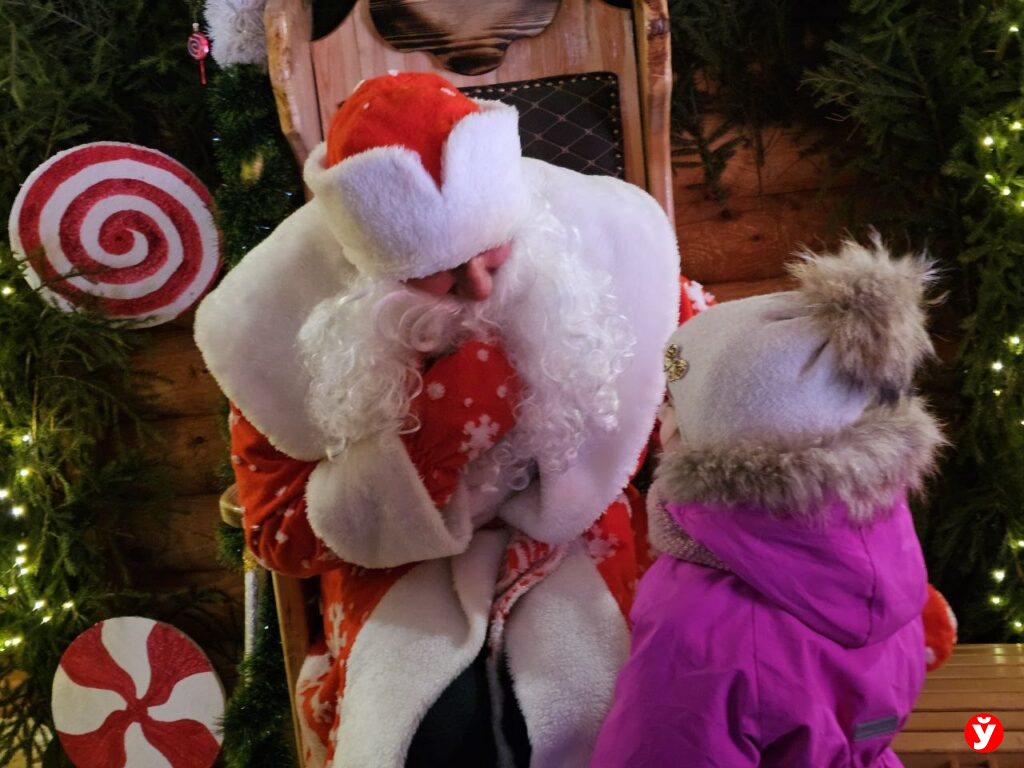 Как блогер из Борисова переоделся Дедом Морозом и поздравил тысячу детей прямо в лесу