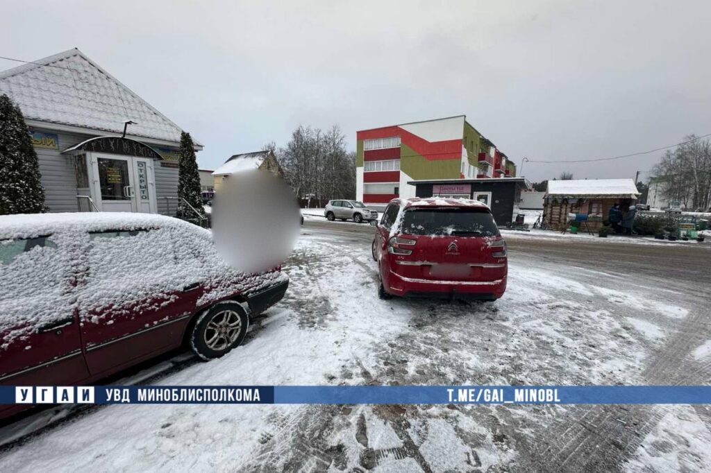 В Червене водитель на стоянке наехал на пожилую женщину