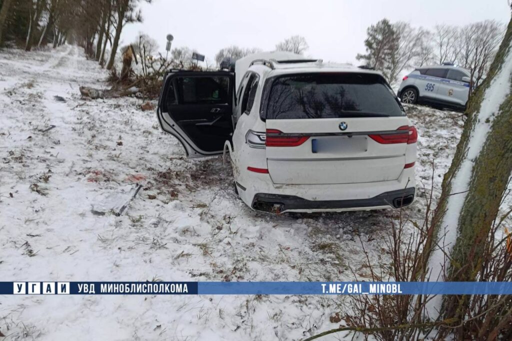 В Дзержинском районе легковушка выехала в кювет и столкнулась с деревом