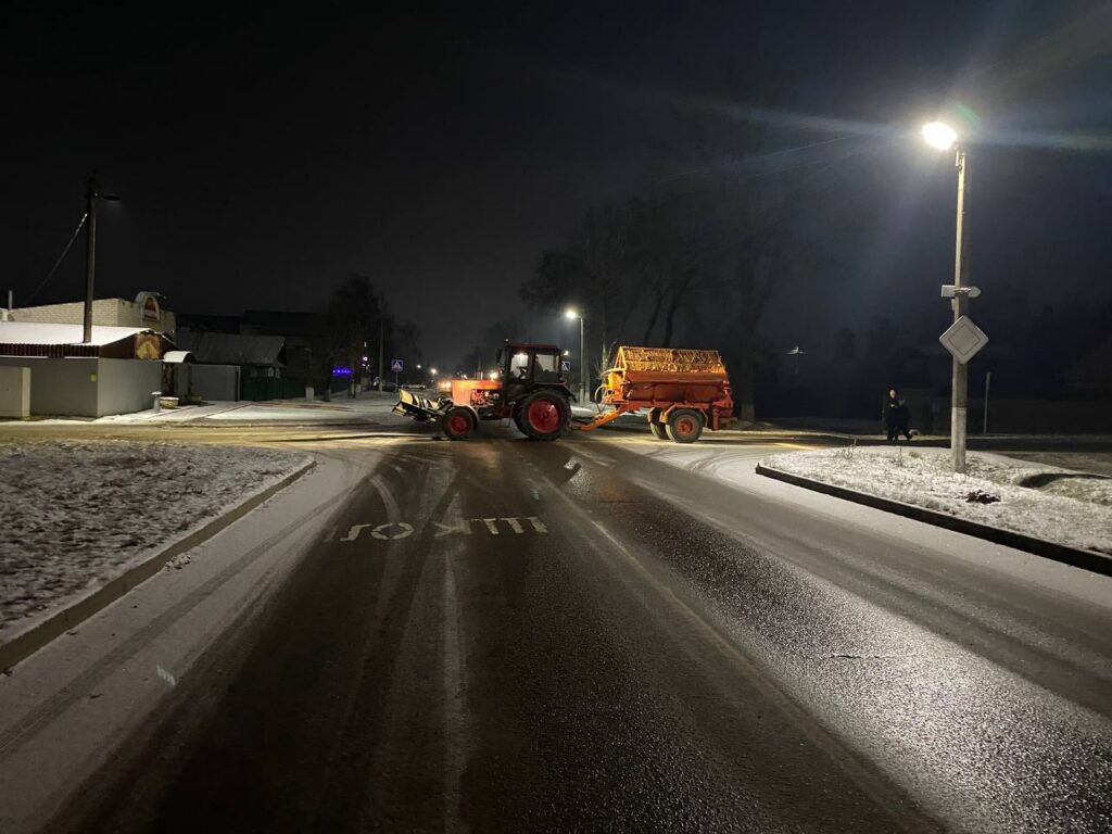 Более 140 единиц техники вышли на уборку снега в Минской области