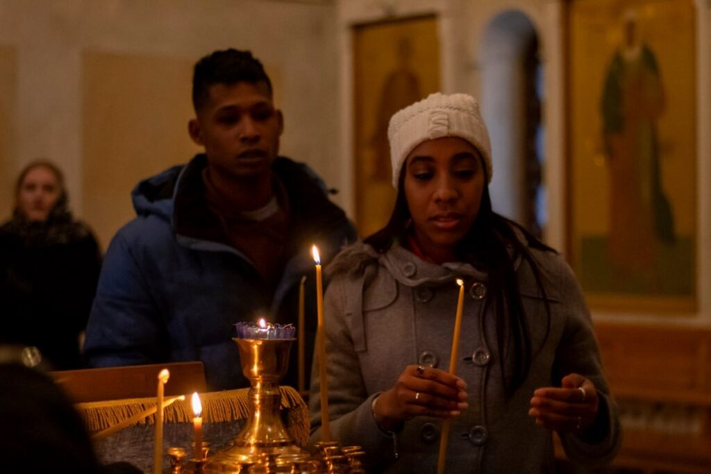 Учат русский, делают иконы, поют «Подмосковные вечера»: как кубинцы осваиваются в Беларуси