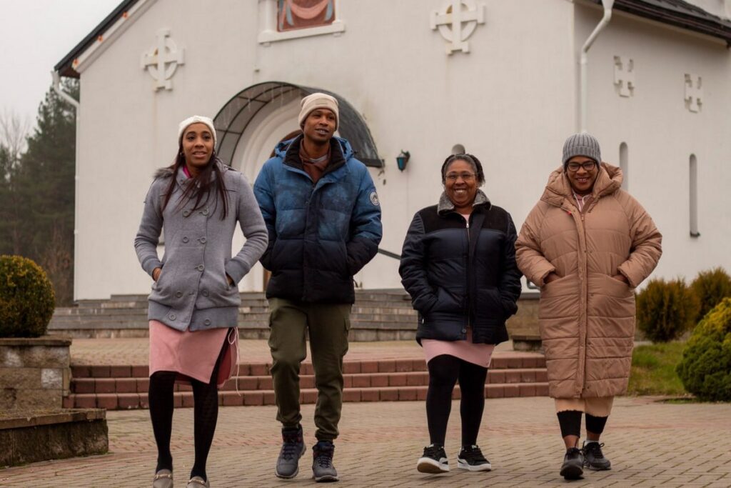 Учат русский, делают иконы, поют «Подмосковные вечера»: как кубинцы осваиваются в Беларуси