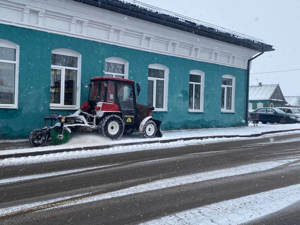 Минщина борется со снегом: 461 коммунальщик и 526 тонн реагентов в деле